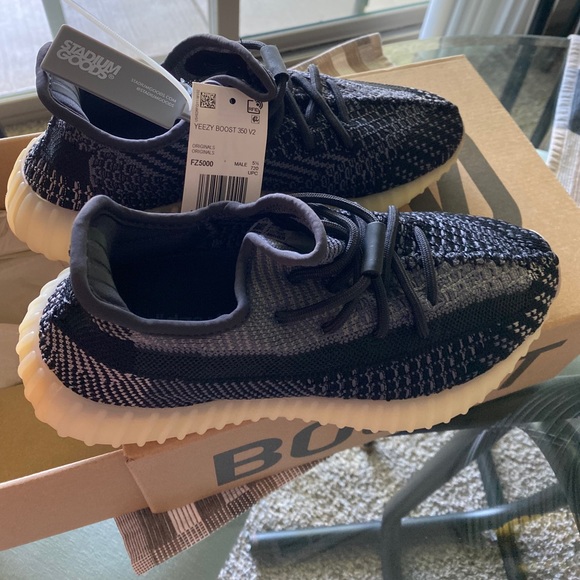 Exclusive Adidas Yeezy Boost 350 V2 Completely new with original box Exclusive Adidas Yeezy Boost 350 V2 Completely new with original box